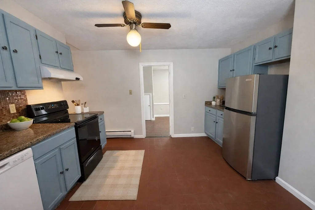 3 bed, 1 bath apartment for rent at 122 Central Unit 1, Winter Hill — photo 11 of 18