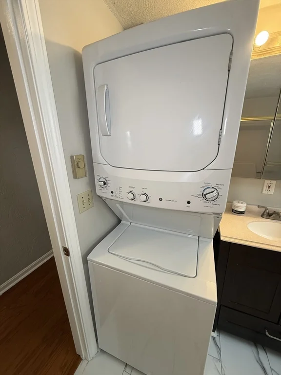 3 bed, 1 bath apartment for rent at 122 Central Unit 1, Winter Hill — photo 15 of 18