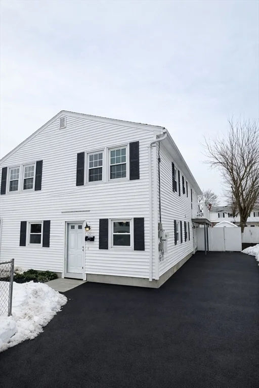 3 bed, 1 bath apartment for rent at 122 Central Unit 1, Winter Hill — photo 1 of 18