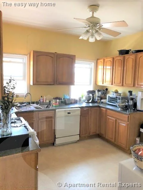 3 bed, 1 bath apartment for rent at 122 Frederick Ave, Tufts