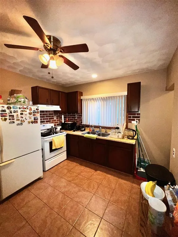 2 bed, 1 bath apartment for rent at 122 Willis Ave Unit 1, South Medford — photo 2 of 21