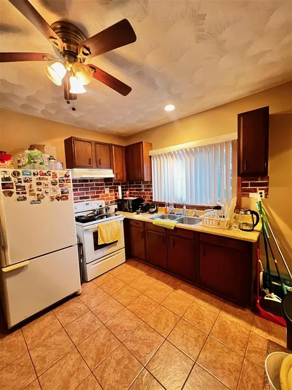 2 bed, 1 bath apartment for rent at 122 Willis Ave Unit 1, South Medford — photo 3 of 21