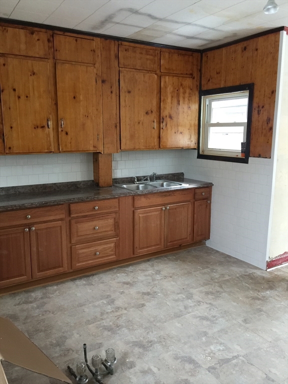 4 bed, 1 bath apartment for rent at 123 Danforth Unit 1S, Fall River — photo 2 of 8