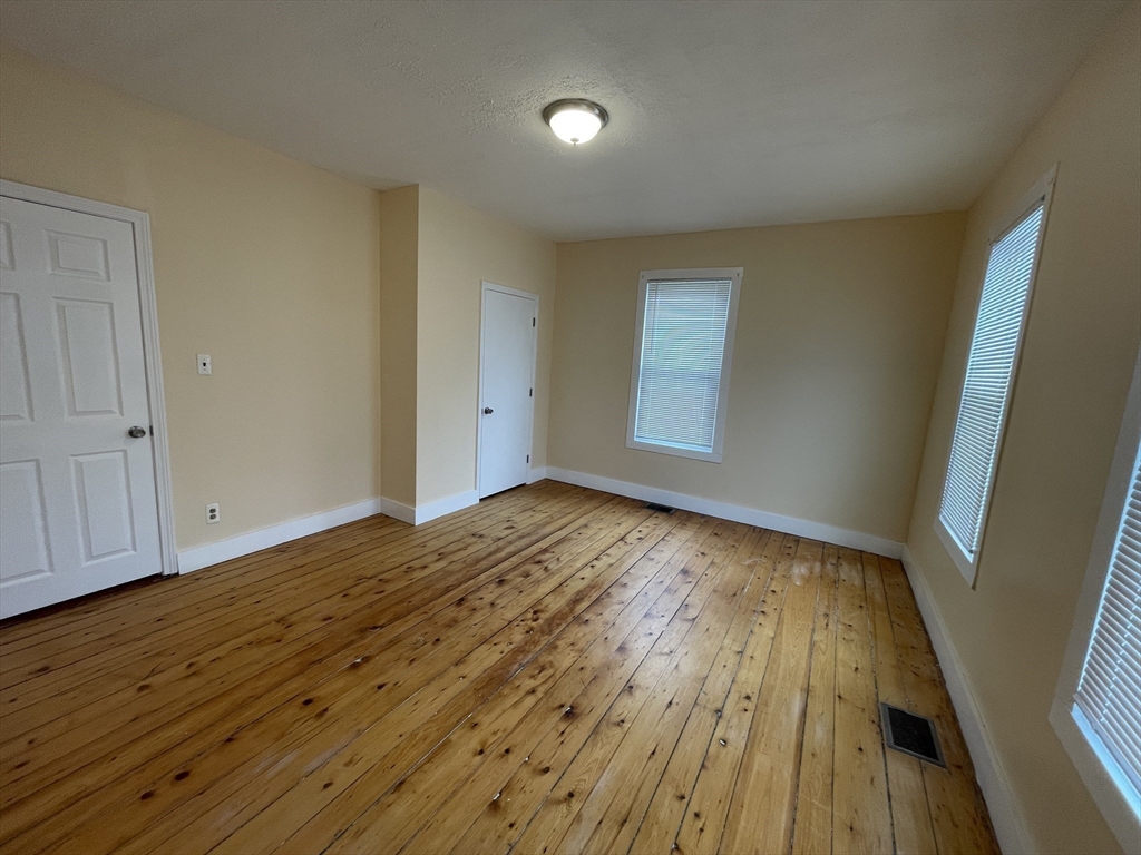 4 bed, 1 bath apartment for rent at 123 Danforth Unit 1S, Fall River — photo 5 of 8