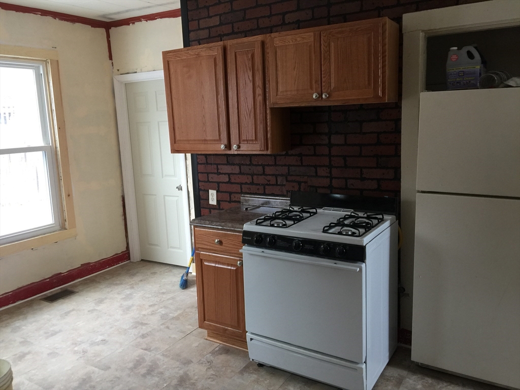 4 bed, 1 bath apartment for rent at 123 Danforth Unit 1S, Fall River — photo 1 of 8