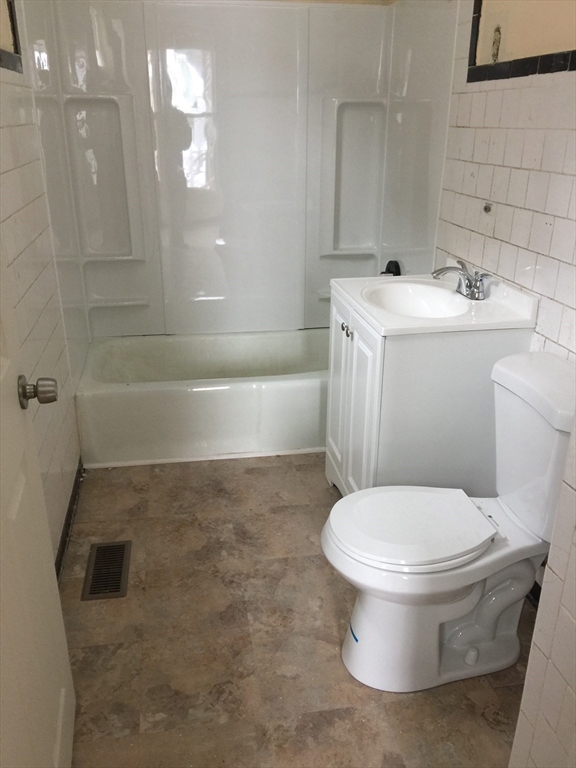 4 bed, 1 bath apartment for rent at 123 Danforth Unit 1S, Fall River — photo 4 of 8
