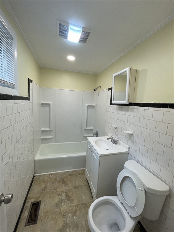 4 bed, 1 bath apartment for rent at 123 Danforth Unit 1S, Fall River — photo 3 of 8