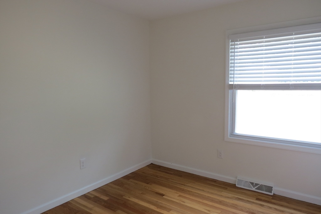 3 bed, 1 bath apartment for rent at 123 Low St Unit 123, Newburyport — photo 11 of 25