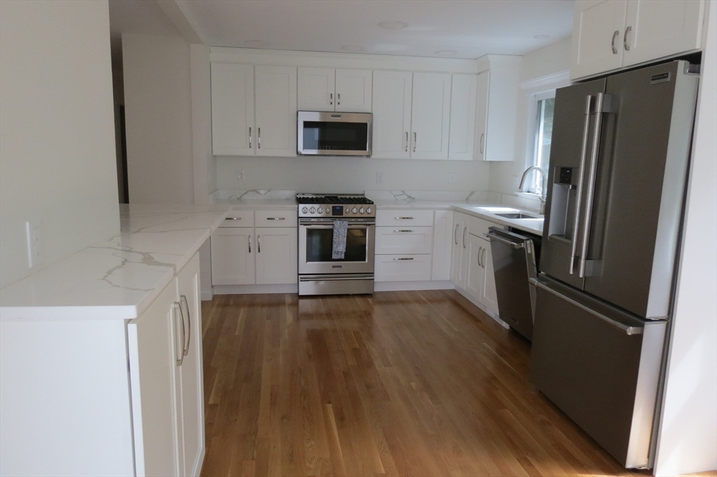 3 bed, 1 bath apartment for rent at 123 Low St Unit 123, Newburyport — photo 4 of 25