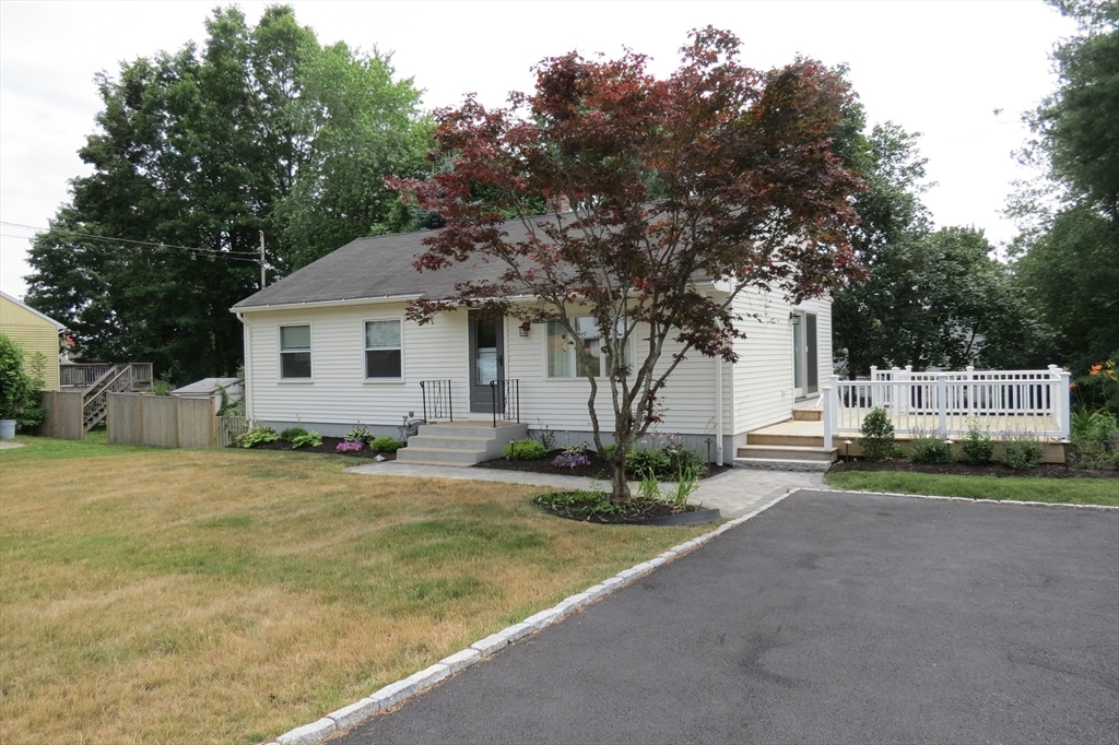 3 bed, 1 bath apartment for rent at 123 Low St Unit 123, Newburyport — photo 1 of 25