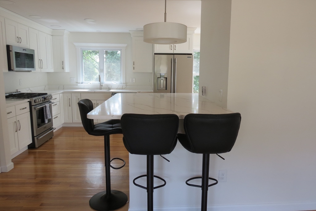 3 bed, 1 bath apartment for rent at 123 Low St Unit 123, Newburyport — photo 5 of 25