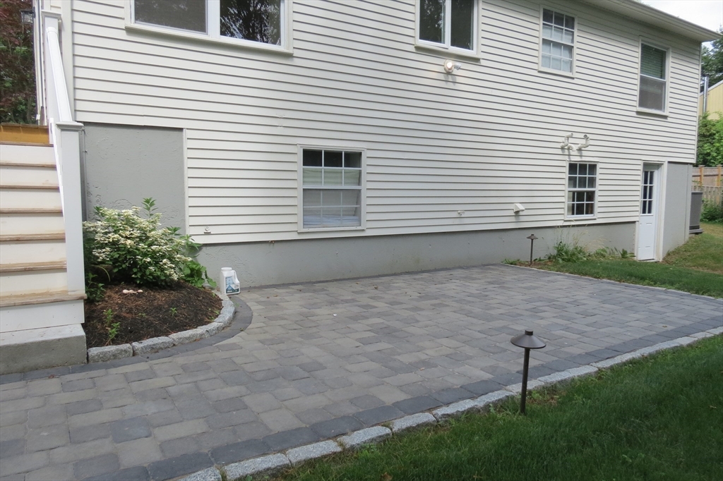 3 bed, 1 bath apartment for rent at 123 Low St Unit 123, Newburyport — photo 23 of 25