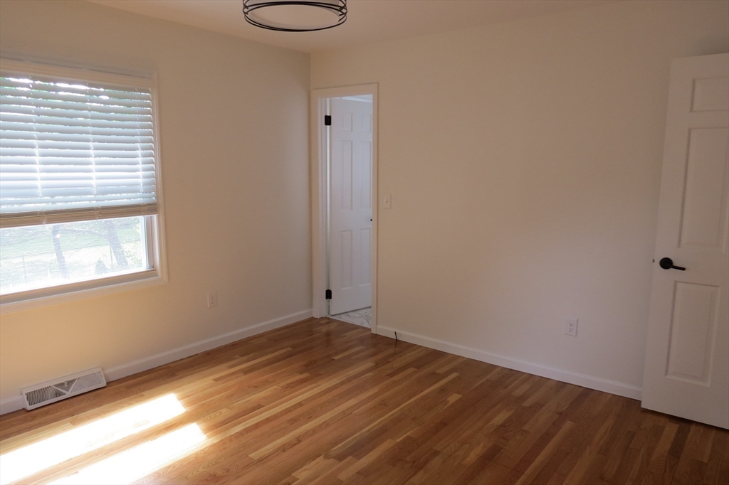 3 bed, 1 bath apartment for rent at 123 Low St Unit 123, Newburyport — photo 9 of 25
