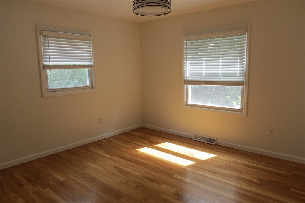 3 bed, 1 bath apartment for rent at 123 Low St Unit 123, Newburyport — photo 10 of 25