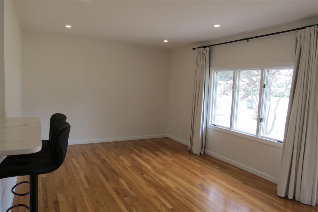 3 bed, 1 bath apartment for rent at 123 Low St Unit 123, Newburyport — photo 6 of 25