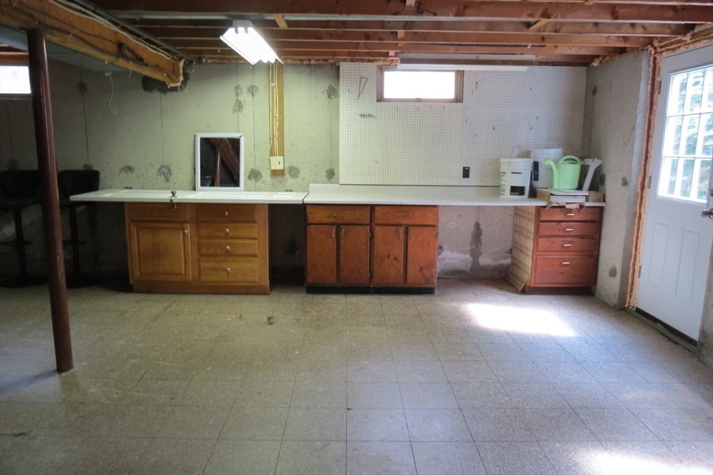 3 bed, 1 bath apartment for rent at 123 Low St Unit 123, Newburyport — photo 16 of 25