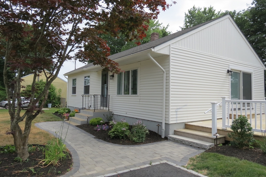 3 bed, 1 bath apartment for rent at 123 Low St Unit 123, Newburyport — photo 2 of 25