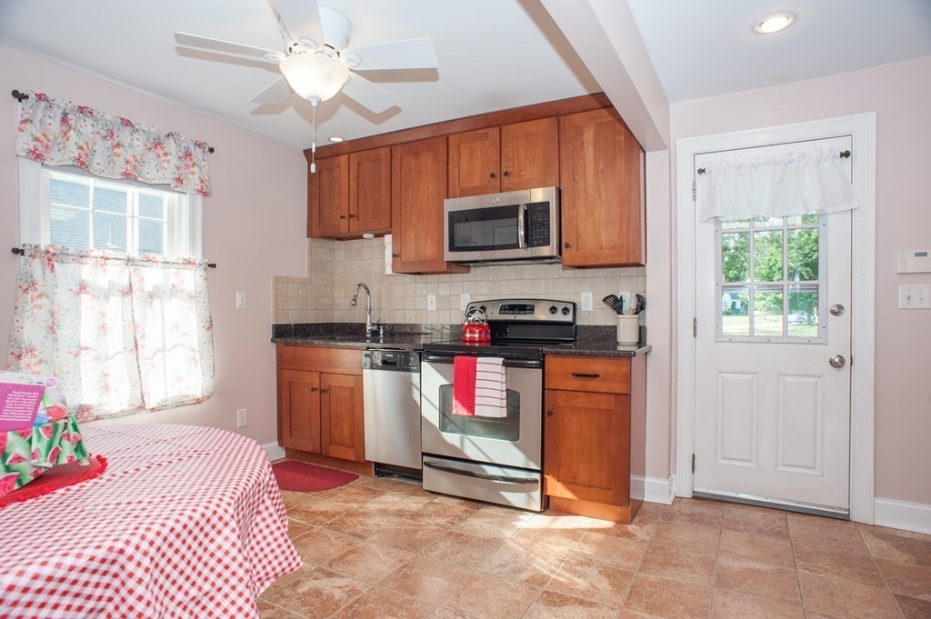 3 bed, 1 bath apartment for rent at 123 N Main St, Uxbridge — photo 10 of 23