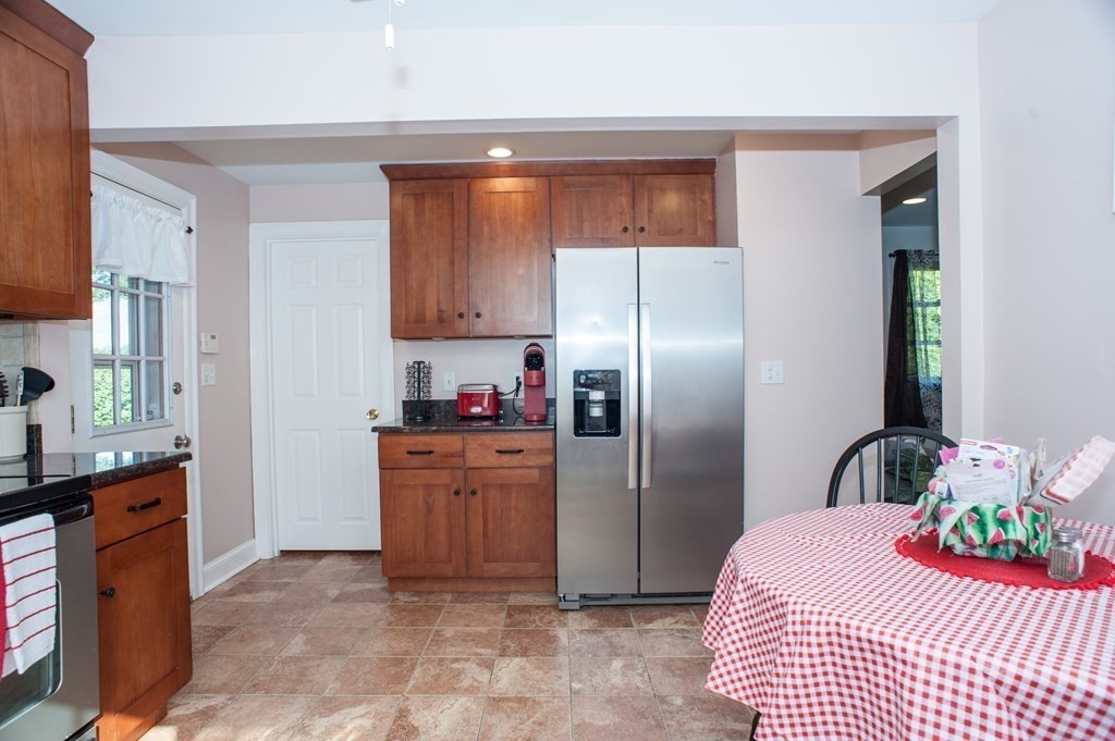 3 bed, 1 bath apartment for rent at 123 N Main St, Uxbridge — photo 9 of 23