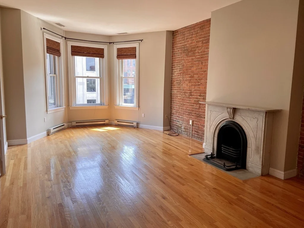 3 bed, 2 bath apartment for rent at 123 Newbury St Unit 4, Back Bay — photo 2 of 18