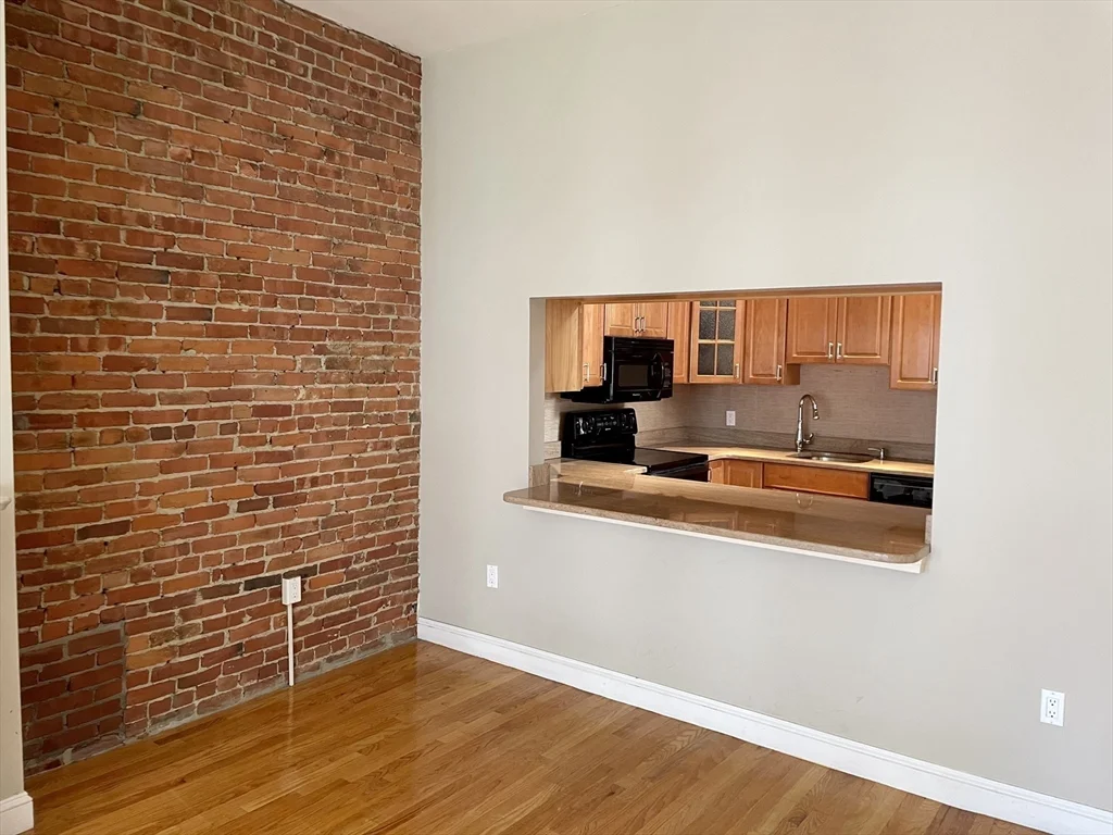 3 bed, 2 bath apartment for rent at 123 Newbury St Unit 4, Back Bay — photo 4 of 18