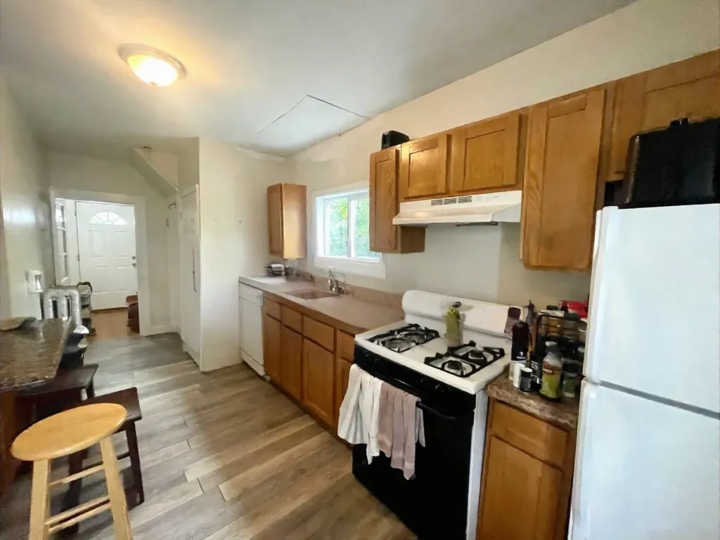 5 bed, 2.5 bath apartment for rent at 123 Winthrop St Unit 1, Medford — photo 3 of 20
