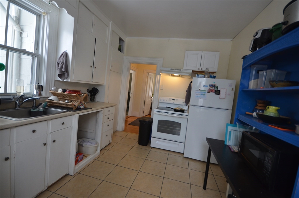 4 bed, 2 bath apartment for rent at 124 Academy Hill Rd Unit 2, Brighton — photo 3 of 18