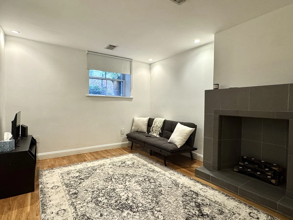 1 bed, 1 bath apartment for rent at 124 Beacon St Unit Gf, Back Bay — photo 1 of 9