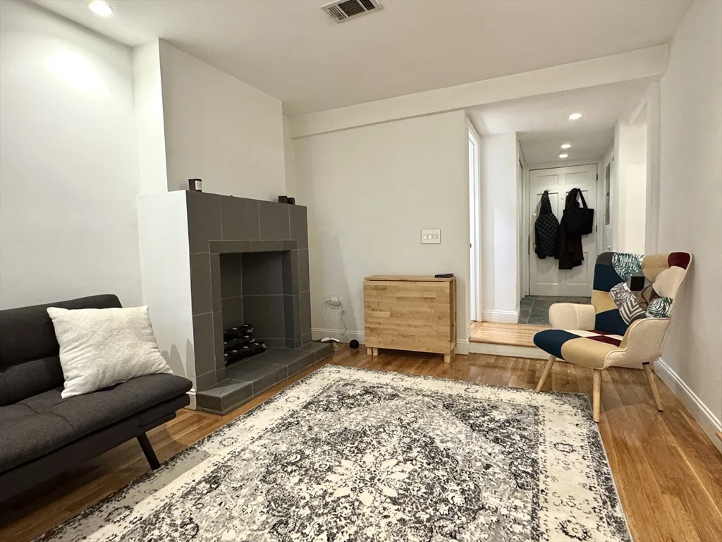 1 bed, 1 bath apartment for rent at 124 Beacon St Unit Gf, Back Bay — photo 2 of 9