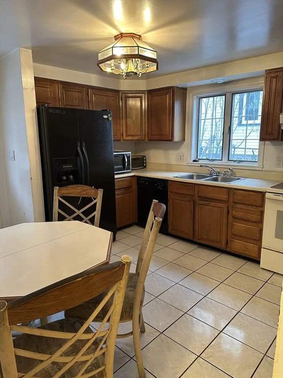 3 bed, 1 bath apartment for rent at 124 Beech St, Roslindale — photo 4 of 8