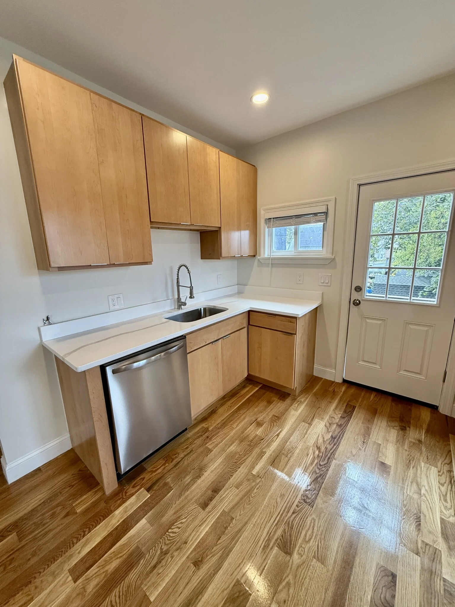 5 bed, 2 bath apartment for rent at 124 Chestnut St Unit 2, Lynn — photo 2 of 13