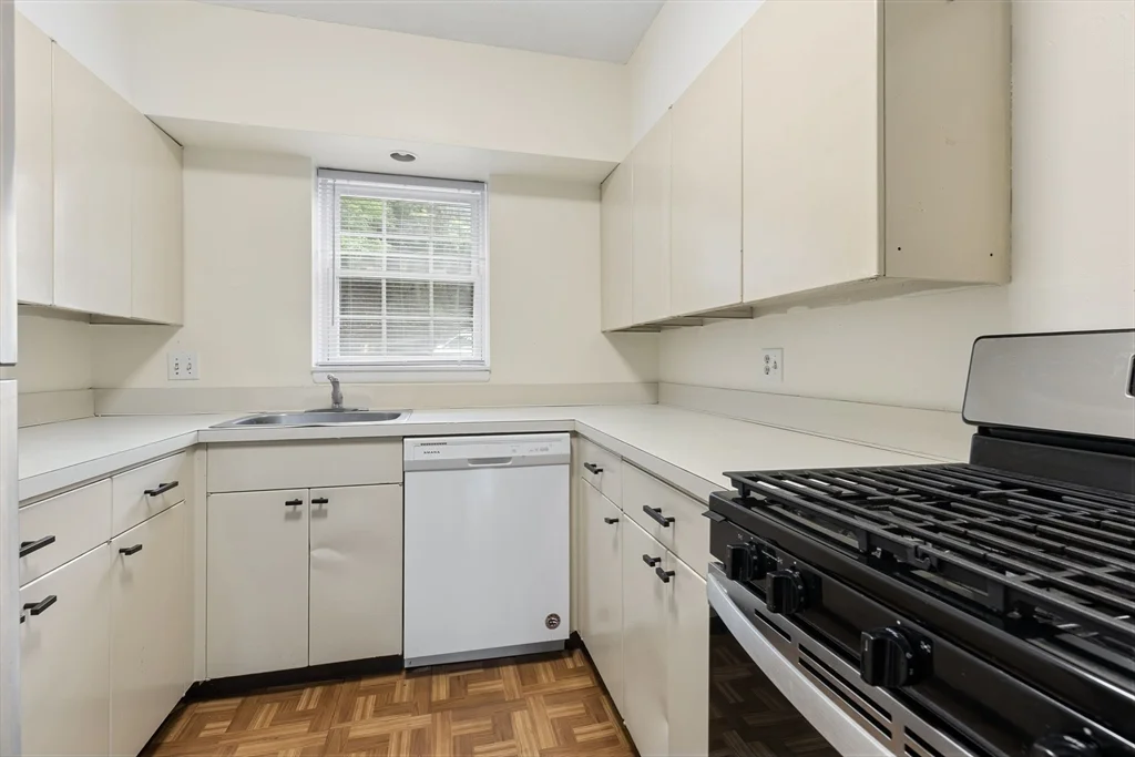 3 bed, 2 bath apartment for rent at 124 Lake Shore Rd Unit 2, Brighton — photo 5 of 22