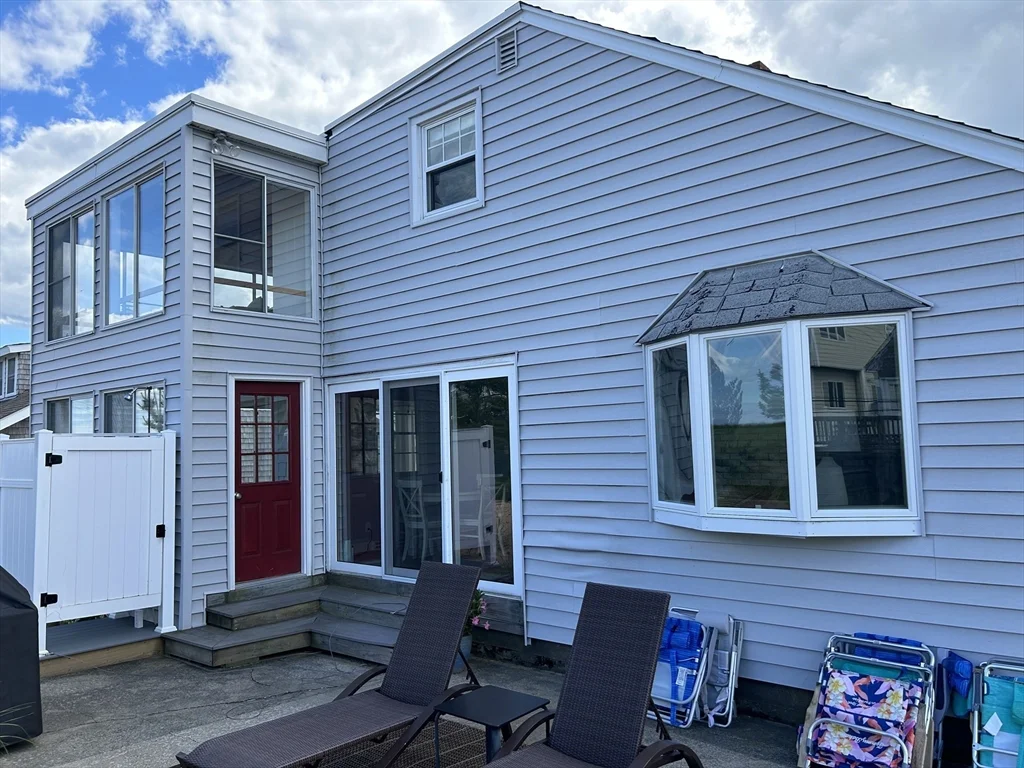 4 bed, 1 bath apartment for rent at 124 Northern Blvd Unit 124, Newbury — photo 1 of 14