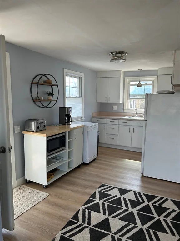 4 bed, 1 bath apartment for rent at 124 Northern Blvd Unit 124, Newbury — photo 5 of 14