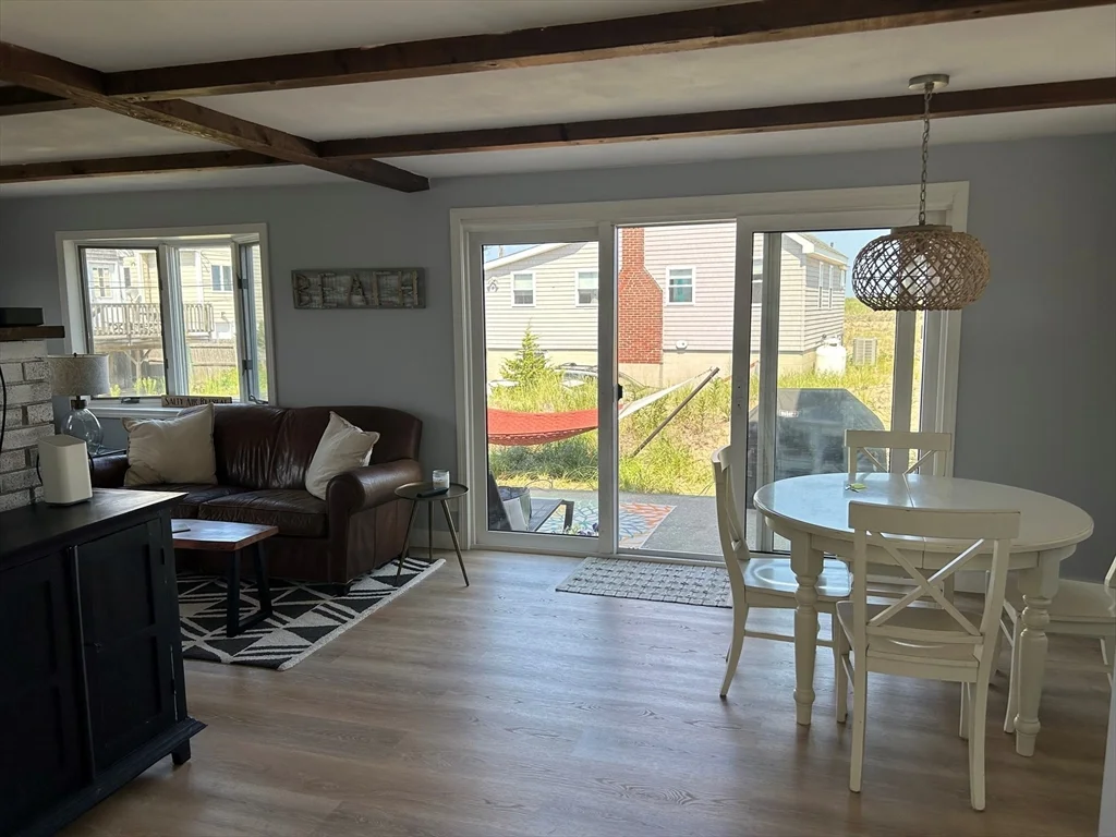 4 bed, 1 bath apartment for rent at 124 Northern Blvd Unit 124, Newbury — photo 3 of 14