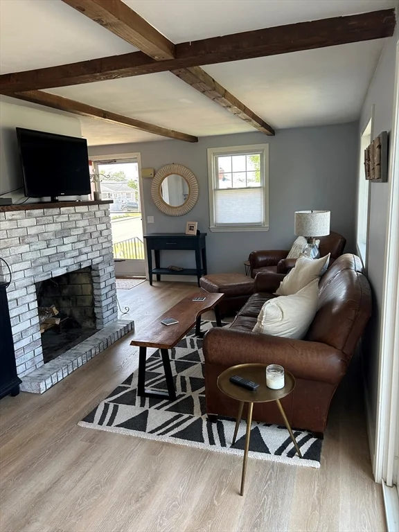 4 bed, 1 bath apartment for rent at 124 Northern Blvd Unit 124, Newbury — photo 4 of 14