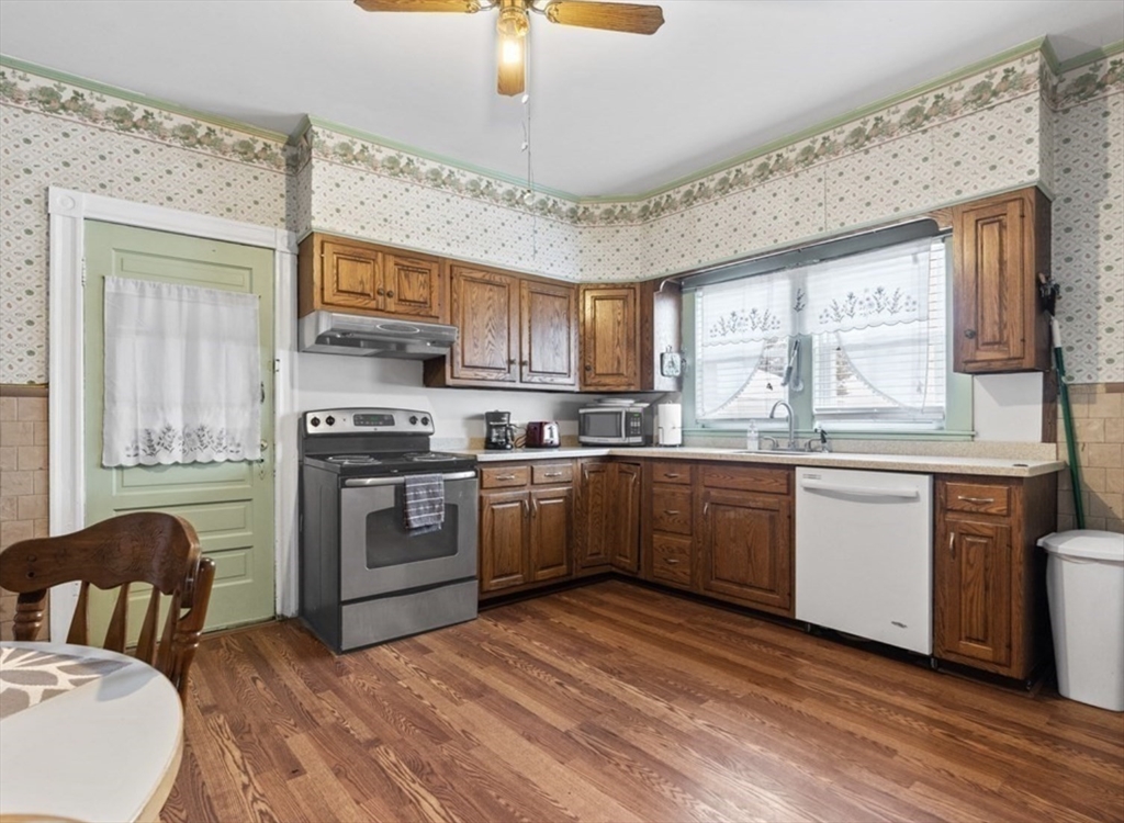 2 bed, 1 bath apartment for rent at 124 Sheridan Ave Unit 1, Medford — photo 3 of 11
