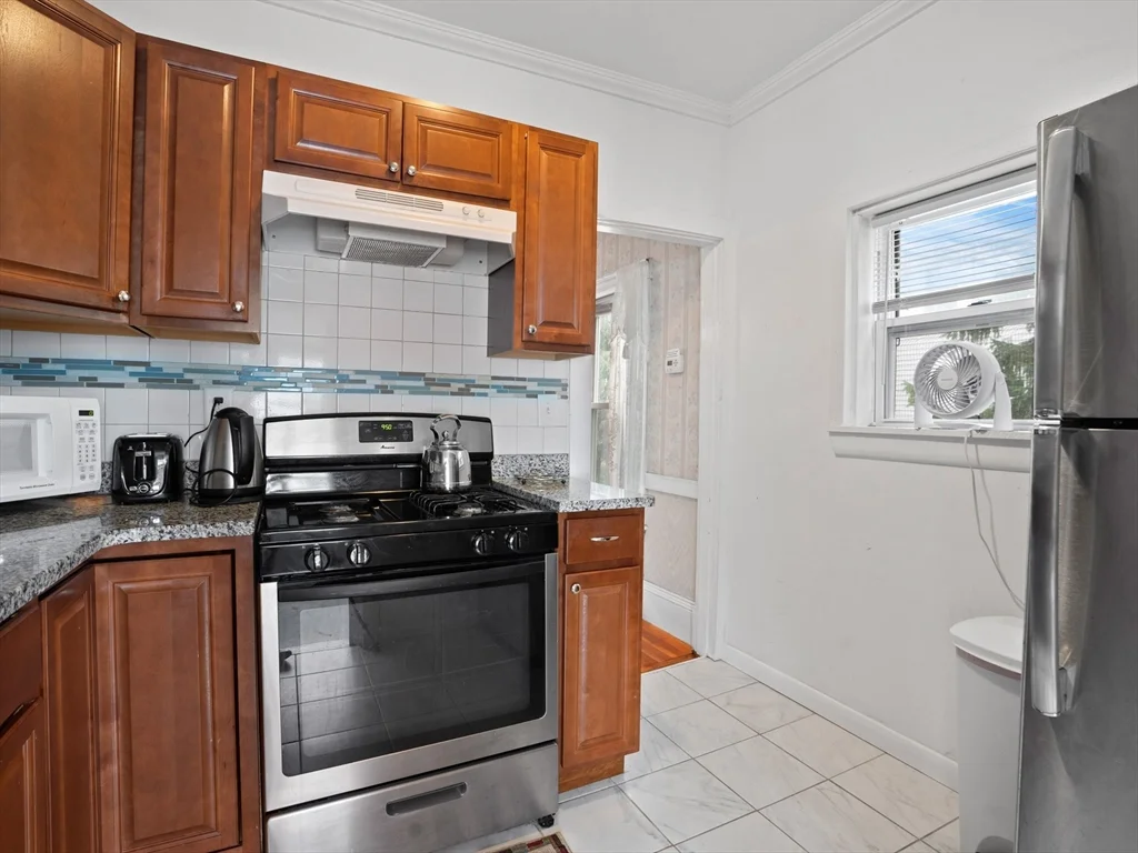 2 bed, 1 bath apartment for rent at 124 Sheridan Ave Unit 2, Medford Hillside — photo 4 of 16