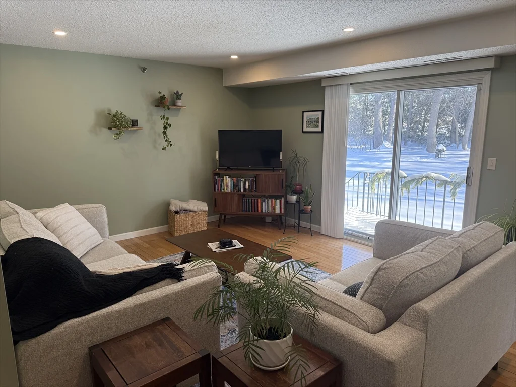 2 bed, 1 bath apartment for rent at 124 Tennis Plaza Rd Unit 21, Dracut — photo 4 of 15
