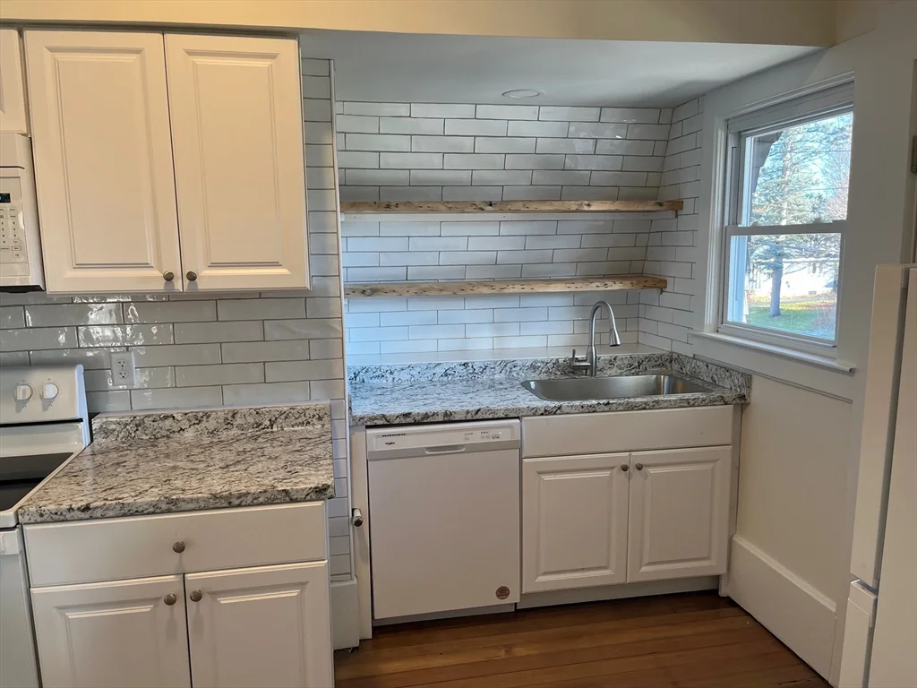 4 bed, 1 bath apartment for rent at 124 Walnut St Unit 2L, Clinton — photo 15 of 17