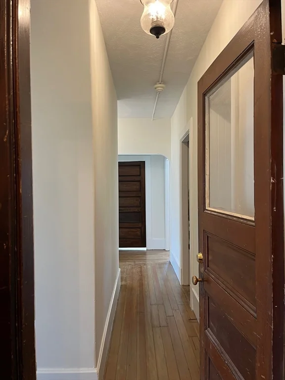 4 bed, 1 bath apartment for rent at 124 Walnut St Unit 2L, Clinton — photo 6 of 17