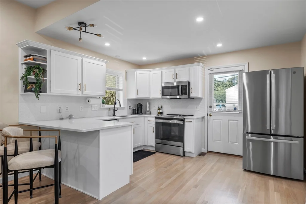1 bed, 1 bath apartment for rent at 124 Washington St Unit A, Woburn — photo 2 of 12