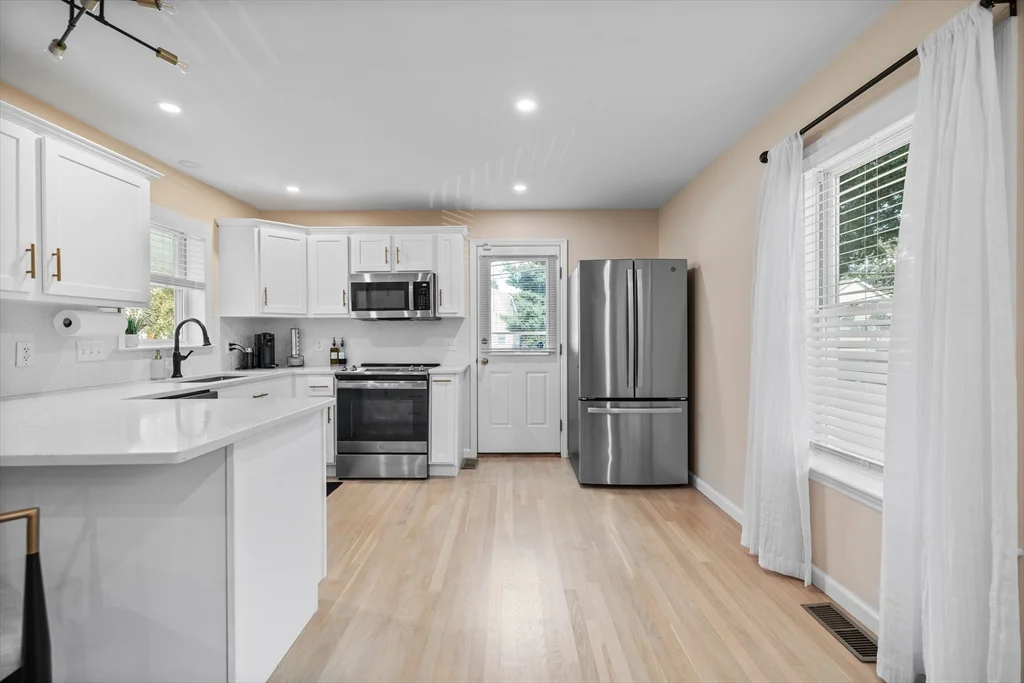 1 bed, 1 bath apartment for rent at 124 Washington St Unit A, Woburn — photo 1 of 12