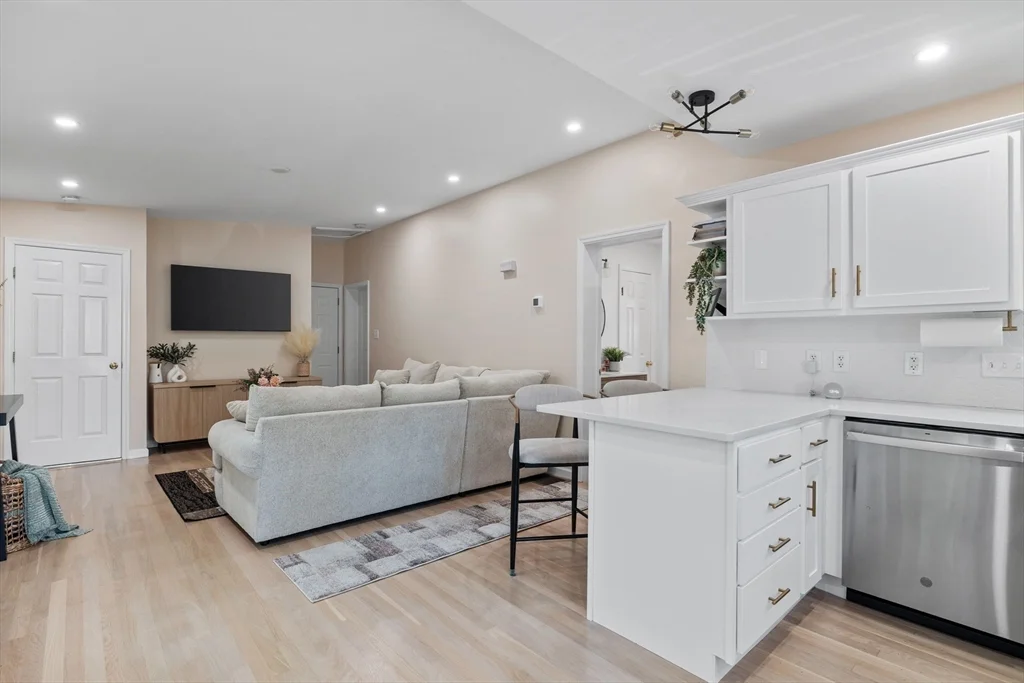 1 bed, 1 bath apartment for rent at 124 Washington St Unit A, Woburn — photo 9 of 12