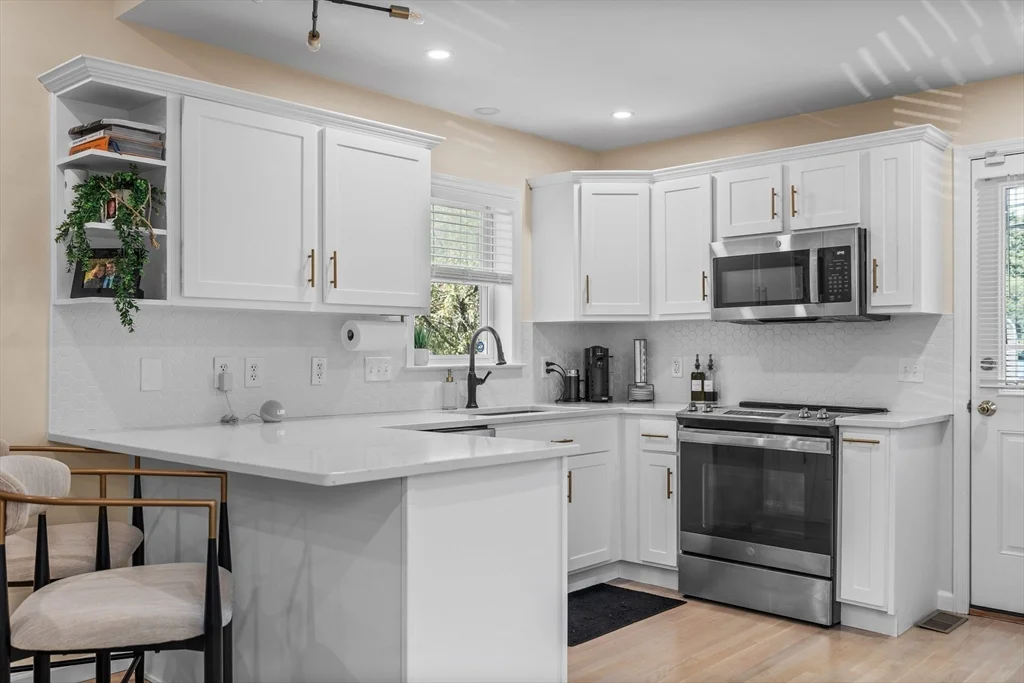 1 bed, 1 bath apartment for rent at 124 Washington St Unit A, Woburn — photo 3 of 12