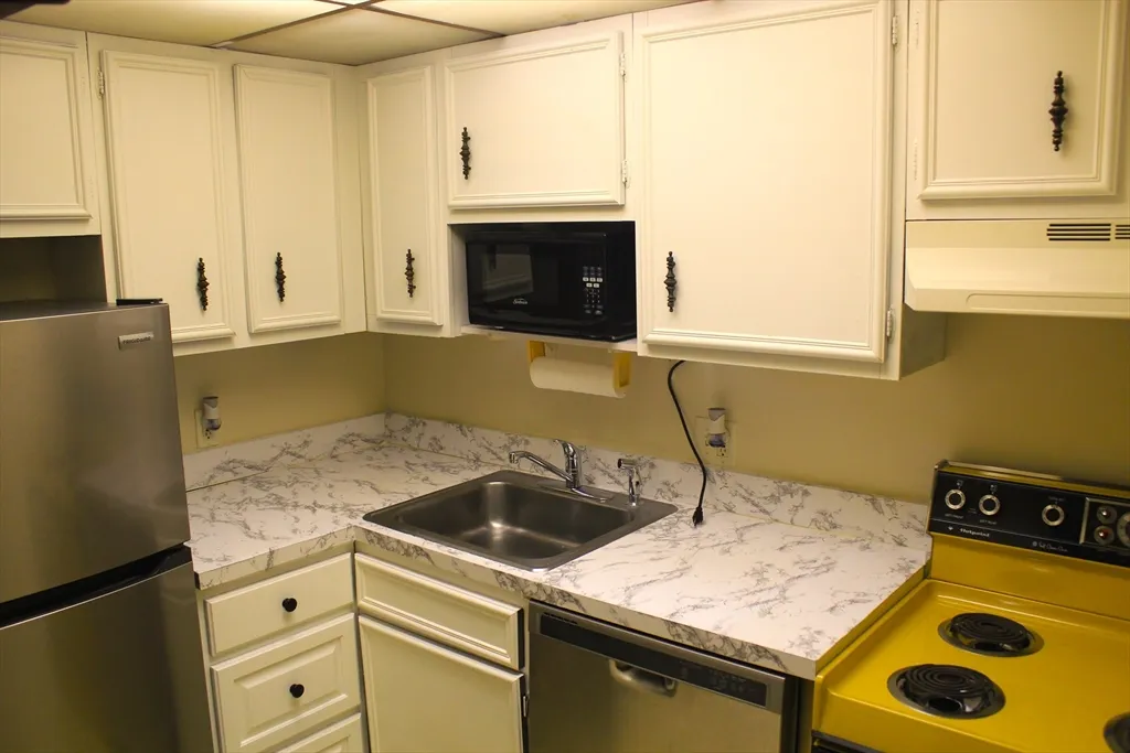 1 bed, 1 bath apartment for rent at 1243 Beacon St Unit 7D, Coolidge Corner — photo 10 of 12