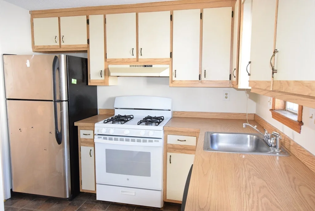 2 bed, 1 bath apartment for rent at 1245 Pawtucket Blvd Unit 4, Lowell — photo 4 of 10