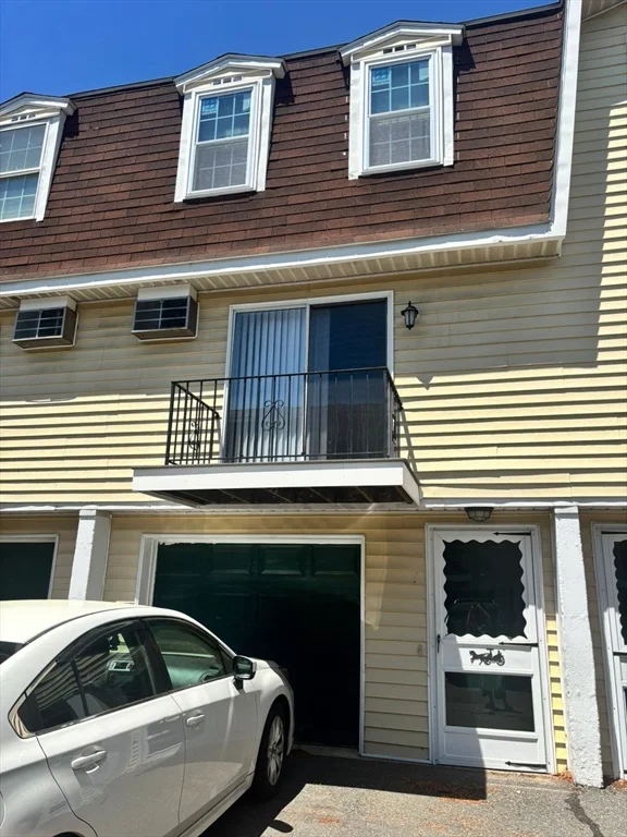 2 bed, 1 bath apartment for rent at 1245 Pawtucket Blvd Unit 4, Lowell — photo 1 of 10