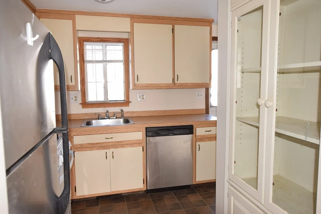2 bed, 1 bath apartment for rent at 1245 Pawtucket Blvd Unit 4, Lowell — photo 3 of 10