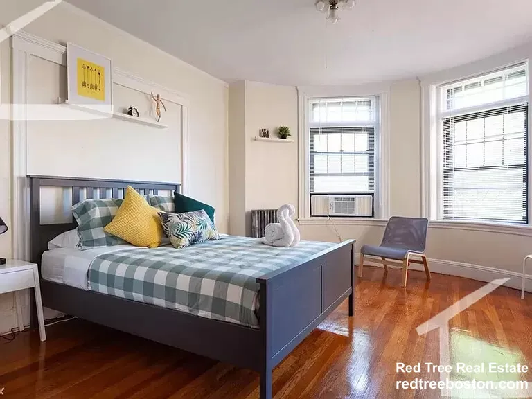 4 bed, 1.5 bath apartment for rent at 1247 Beacon St Unit 1A, Coolidge Corner — photo 2 of 5